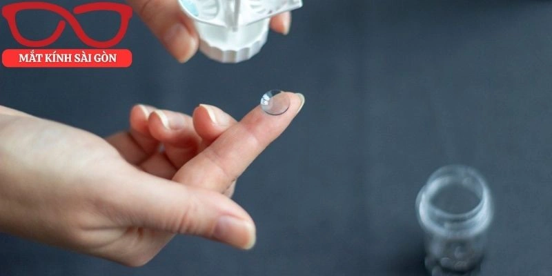 Kính Áp Tròng Ban Đêm