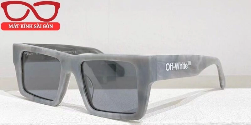 Cận cảnh lớp phủ chống tia UV trên kính